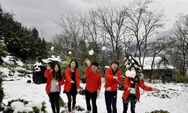 Khách du lịch đổ xô lên Sa Pa đón tuyết trắng