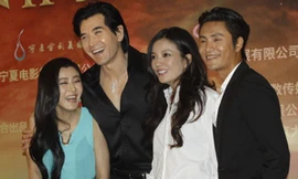 Hôm qua 2-7, Triệu Vy cùng các đồng nghiệp có mặt tại buổi tiệc ăn mừng thành công của bộ phim Họa bì 2. Trần Khôn - một trong ba diễn viên chính của bộ phim song hành cùng Triệu Vy trong chuyến đi này