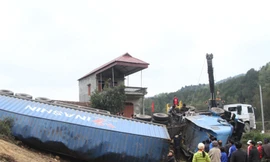 Lật xe container trên quốc lộ 3b