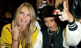 Rihanna ‘nổi loạn’ với áo xuyên thấu và môi xanh lét