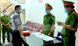 Cơ quan điều tra tống đạt các quyết định khởi tố bị can, bắt tạm giam đối với ông Lê Đức Vinh