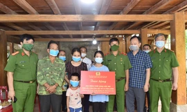 Cục CSĐT tội phạm về ma túy trao học bổng "Thắp sáng ước mơ" cho hai con của trung tá Vi Văn Luân