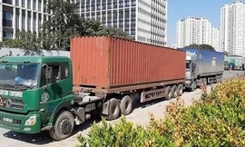 Container chở thuốc bắc lậu trong vụ án bị cơ quan chức năng phát hiện, kiểm tra.