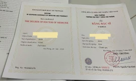 Nhiều bằng bác sỹ y khoa giả đã được in tên chưa kịp chuyển cho khách hàng
