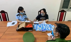 N.H.P (áo đen) cùng tang vật