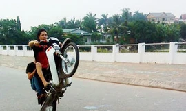 Trai ngông, gái liều đùa với mạng sống