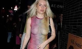 Lottie Moss 'thả rông' với váy xuyên thấu, tiết lộ đời sống tình dục sau chia tay bạn trai