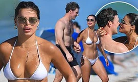 Mỹ nhân của tạp chí áo tắm danh tiếng Sports Illustrated 'bốc lửa' với bikini ở biển