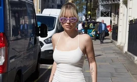 Em gái huyền thoại mẫu Kate Moss diện mốt không nội y, khoe vòng một 'ngoại cỡ'