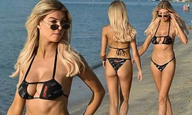 Gái xinh của show 18+ Too Hot to Handle khoe dáng nảy nở ở biển