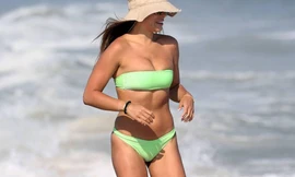 Mẫu áo tắm 9x nảy nở cực gợi cảm ở biển