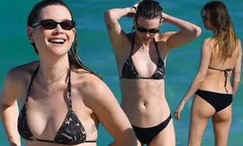 Vợ siêu mẫu của thủ lĩnh Maroon 5 khoe dáng với bikini bé xíu ở biển