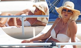 Hoa hậu Thụy Điển khoe dáng 'bốc lửa' ở tuổi U50 với bikini