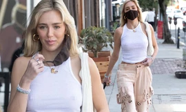 Nàng mẫu Delilah Hamlin 'thả rông' vòng một táo bạo ra phố