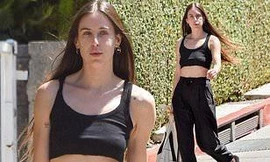 Ái nữ nhà Bruce Willis - Demi Moore 'thả rông' vòng một phản cảm ra phố