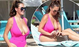 Sao truyền hình 9x cực gợi cảm với áo tắm xẻ ngực sâu 