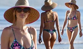 Chân dài 9x Kelly Rohrbach đẹp như mộng ở biển