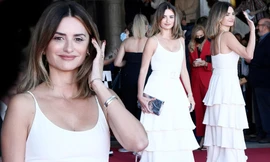 'Bom gợi cảm' Penelope Cruz mặc đầm tôn ngực, đẹp như mộng ở liên hoan phim