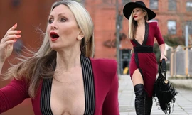 Mẫu 50 tuổi Caprice Bourret mặc váy xẻ đến eo táo bạo