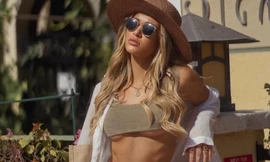 Cindy Prado lộ chân ngực với áo tắm cực nóng bỏng