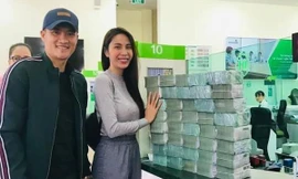 Hình ảnh Thuỷ Tiên nhận sao kê từ ngân hàng. 