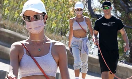 Siêu mẫu Alessandra Ambrosio mặc bra khoe eo săn chắc, tay trong tay trai lạ