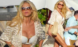 Hoa hậu Thụy Điển khoe dáng 'bốc lửa' với bikini ở tuổi U50