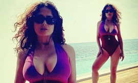 'Bom gợi cảm' Salma Hayek khoe 3 vòng siêu nóng bỏng