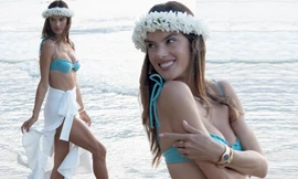 Siêu mẫu Alessandra Ambrosio xinh đẹp quyến rũ ở biển với bikini