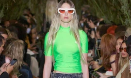 Con gái của cố CEO Apple Steve Jobs lần đầu catwalk