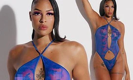 Nữ cầu thủ bóng rổ cao 2m Liz Cambage trình diễn nội y trong suốt