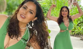 'Bom gợi cảm' Salma Hayek mặc xẻ ngực sâu phô vòng một bốc lửa'