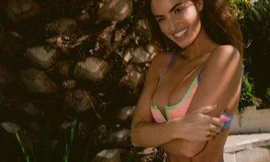 Mẫu nội y Haley Kalil khoe 3 vòng 'vàng' với bikini 