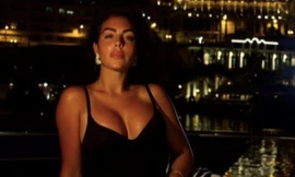 Bạn gái Cristiano Ronaldo khoe ngực đầy 'bỏng mắt'