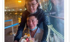 Đồng nghiệp vào bệnh viện mừng sinh nhật NSND Công Lý