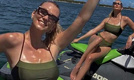 Siêu mẫu cao 1m88 Karlie Kloss khoe dáng đẹp như tượng tạc trên mô tô nước