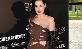 'Vũ nữ thoát y sexy nhất thế giới' mặc cắt xẻ ngực nóng bỏng