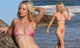 Sao truyền hình Úc cực gợi cảm ở biển với bikini nhỏ xíu