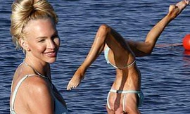 Sao truyền hình Mỹ diện bikini trình diễn yoga điêu luyện ở biển