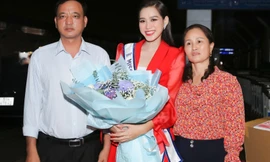Bố mẹ ra sân bay tiễn Đỗ Thị Hà lên đường thi Miss World 2021 vào sáng 20/11