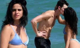 Camila Cabello tự tin diện bikini dù lộ mỡ thừa, ‘khóa môi’ bạn trai ngọt lịm trên bãi biển