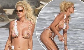 Hoa hậu Thuỵ Điển 46 tuổi tự tin diện áo tắm khoe vòng một 'bốc lửa'