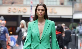 Nàng mẫu 20 tuổi diện phong cách không nội y, đẹp như fashionista trên phố