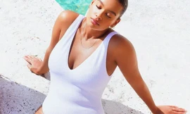 Vẻ đẹp 'bốc lửa' của mẫu nội y 9x có vòng ba hơn 1m