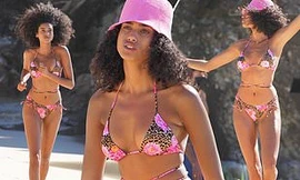 Mẫu 9x Hà Lan đẹp 'nín thở' với bikini ở biển