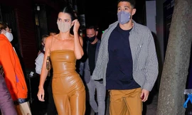 'Siêu mẫu đắt giá nhất thế giới' thả dáng đẹp như tạc tượng, hiếm hoi lộ diện với bạn trai