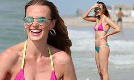 Mỹ nhân nức tiếng Nga đẹp hút hồn ở biển với áo tắm nhỏ xíu