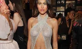 Amelia Hamlin nối gót Megan Fox, gây sốc khi mặc váy lưới lộ trọn vòng một ở sự kiện