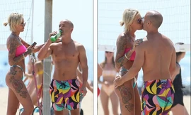 Chân dài từng hẹn hò chồng cũ của Megan Fox 'bốc lửa' bên bạn trai ở biển