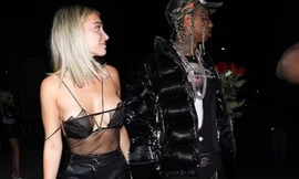Bạn gái rapper gốc Việt Tyga lại khiến người nhìn 'đỏ mặt' với áo hở hang quá đà